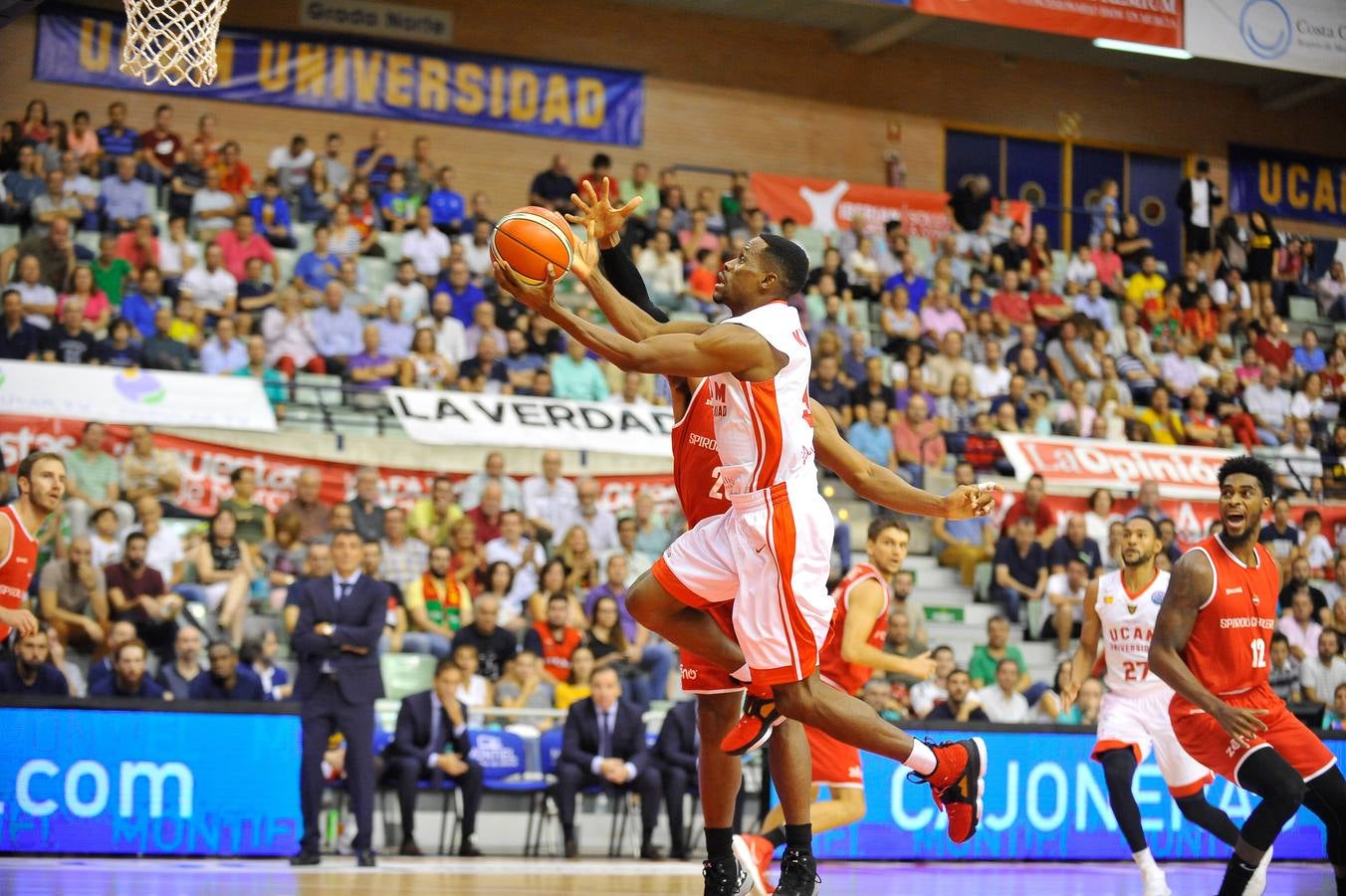 El conjunto universitario pasa la fase previa de la Basketball CL, tras caer en casa frente al Spriou Charleroi por 78-82