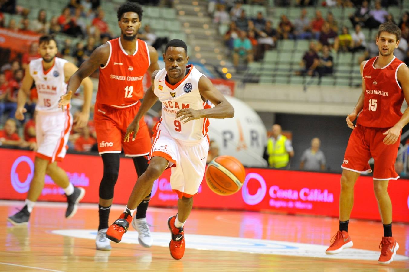 El conjunto universitario pasa la fase previa de la Basketball CL, tras caer en casa frente al Spriou Charleroi por 78-82