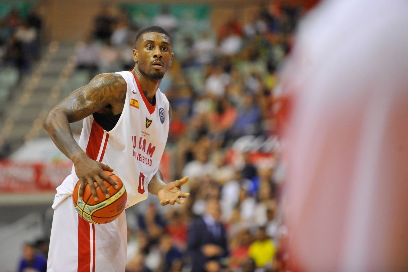 El conjunto universitario pasa la fase previa de la Basketball CL, tras caer en casa frente al Spriou Charleroi por 78-82