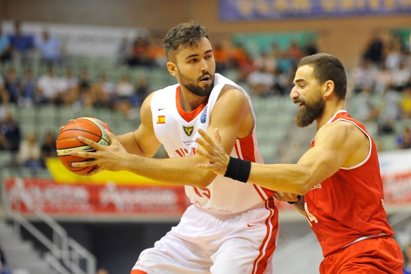 El conjunto universitario pasa la fase previa de la Basketball CL, tras caer en casa frente al Spriou Charleroi por 78-82