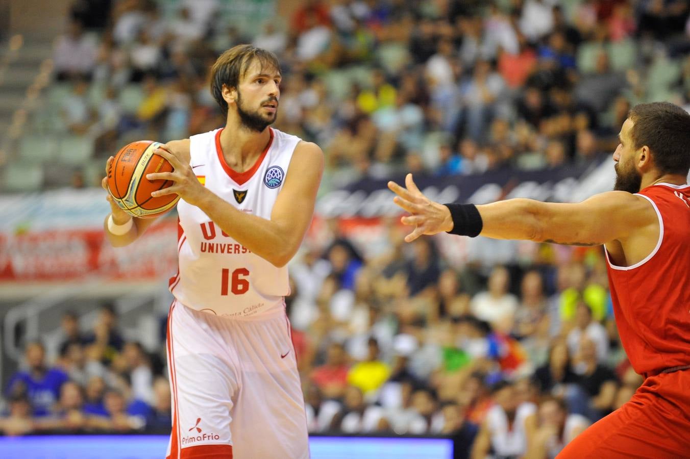 El conjunto universitario pasa la fase previa de la Basketball CL, tras caer en casa frente al Spriou Charleroi por 78-82