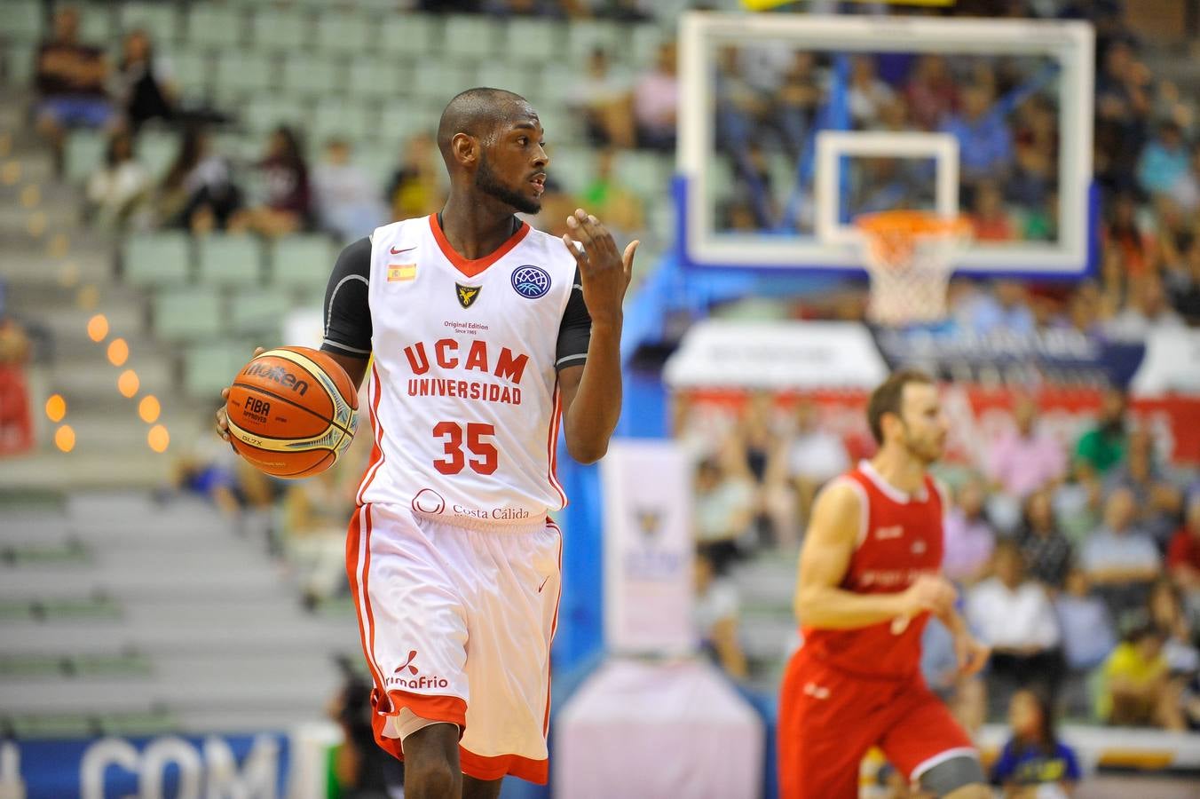 El conjunto universitario pasa la fase previa de la Basketball CL, tras caer en casa frente al Spriou Charleroi por 78-82