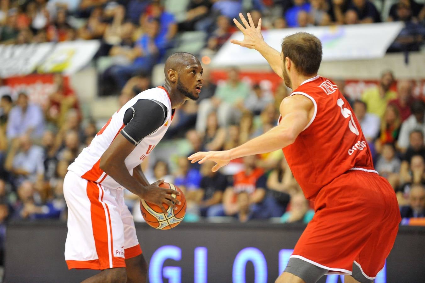 El conjunto universitario pasa la fase previa de la Basketball CL, tras caer en casa frente al Spriou Charleroi por 78-82
