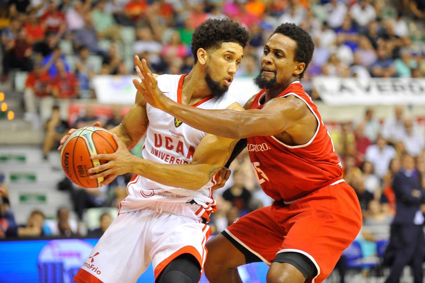 El conjunto universitario pasa la fase previa de la Basketball CL, tras caer en casa frente al Spriou Charleroi por 78-82
