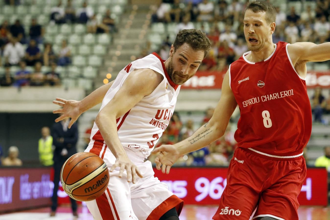 El conjunto universitario pasa la fase previa de la Basketball CL, tras caer en casa frente al Spriou Charleroi por 78-82