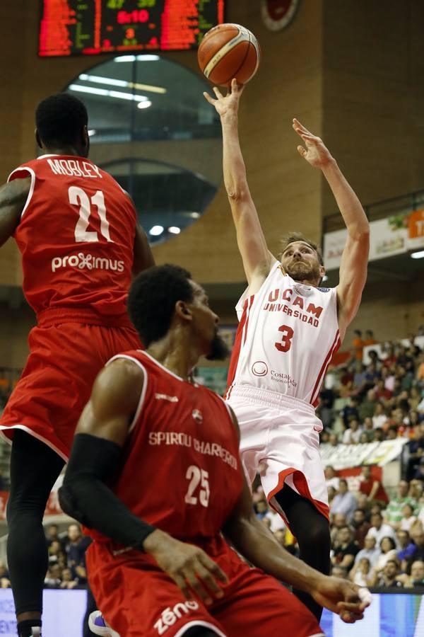 El conjunto universitario pasa la fase previa de la Basketball CL, tras caer en casa frente al Spriou Charleroi por 78-82
