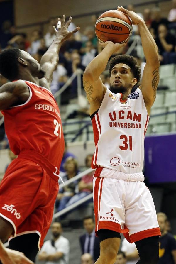 El conjunto universitario pasa la fase previa de la Basketball CL, tras caer en casa frente al Spriou Charleroi por 78-82