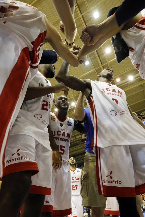 El conjunto universitario pasa la fase previa de la Basketball CL, tras caer en casa frente al Spriou Charleroi por 78-82