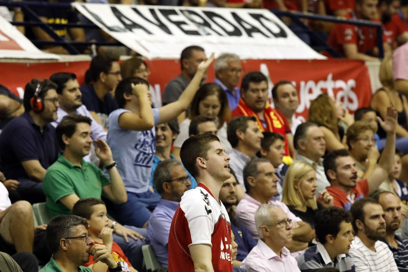 El conjunto universitario pasa la fase previa de la Basketball CL, tras caer en casa frente al Spriou Charleroi por 78-82