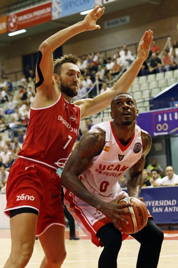 El conjunto universitario pasa la fase previa de la Basketball CL, tras caer en casa frente al Spriou Charleroi por 78-82