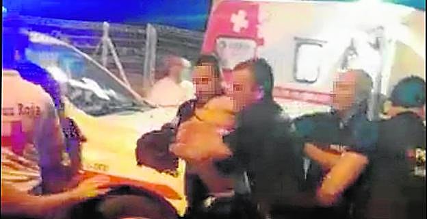 Policías locales se llevan en volandas a Miguel A. F. M. tras el altercado que protagonizó en la Zona Güertana. 