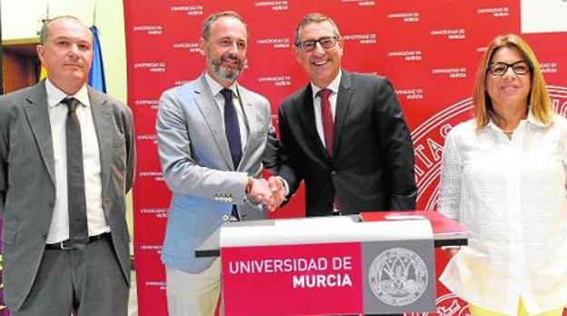 El rector de la UMU, José Luján (2º dcha.), estrecha la mano al consejero Javier Celdrán tras rubricar el acuerdo. 