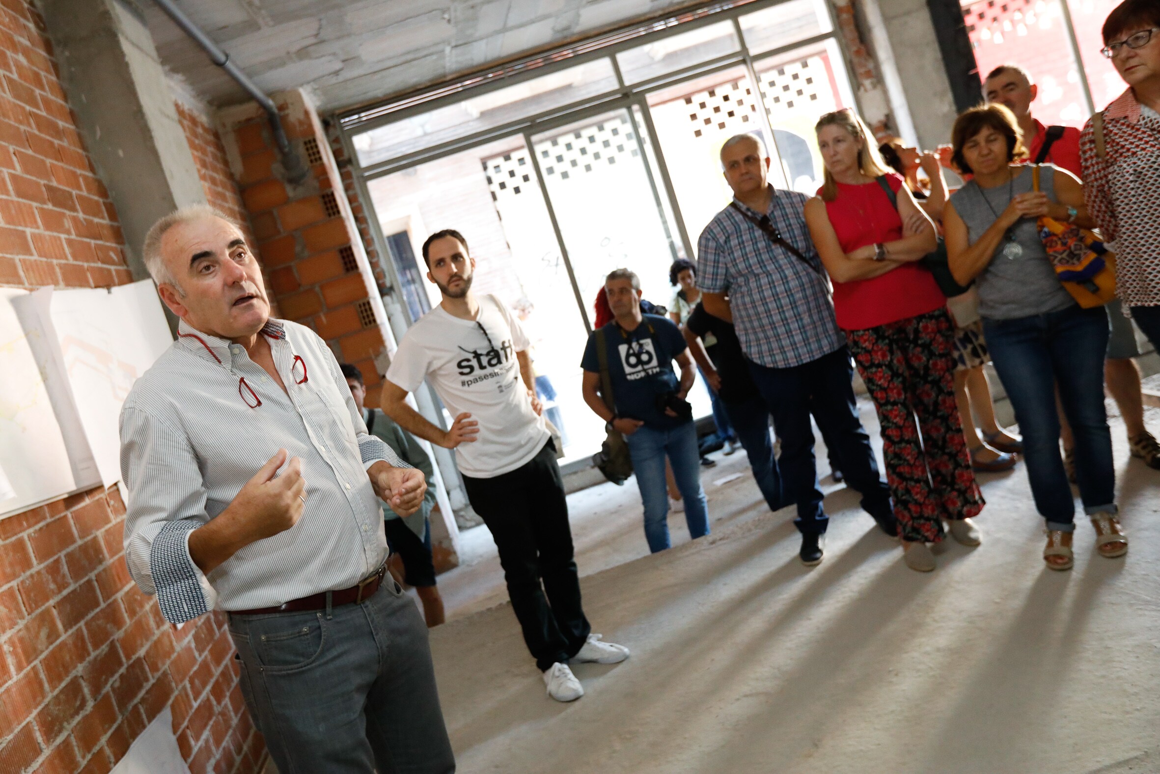 Miles de murcianos han podido conocer mejor los principales edificios de la ciudad gracias a la actividad 'Pase sin llamar', que se ha celebrado durante todo este sábado. 