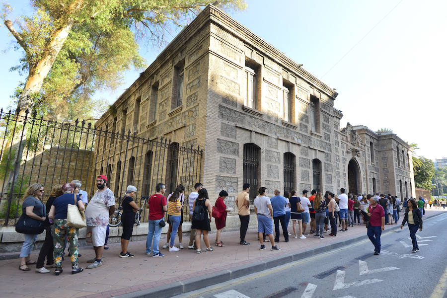 Miles de murcianos han podido conocer mejor los principales edificios de la ciudad gracias a la actividad 'Pase sin llamar', que se ha celebrado durante todo este sábado. 