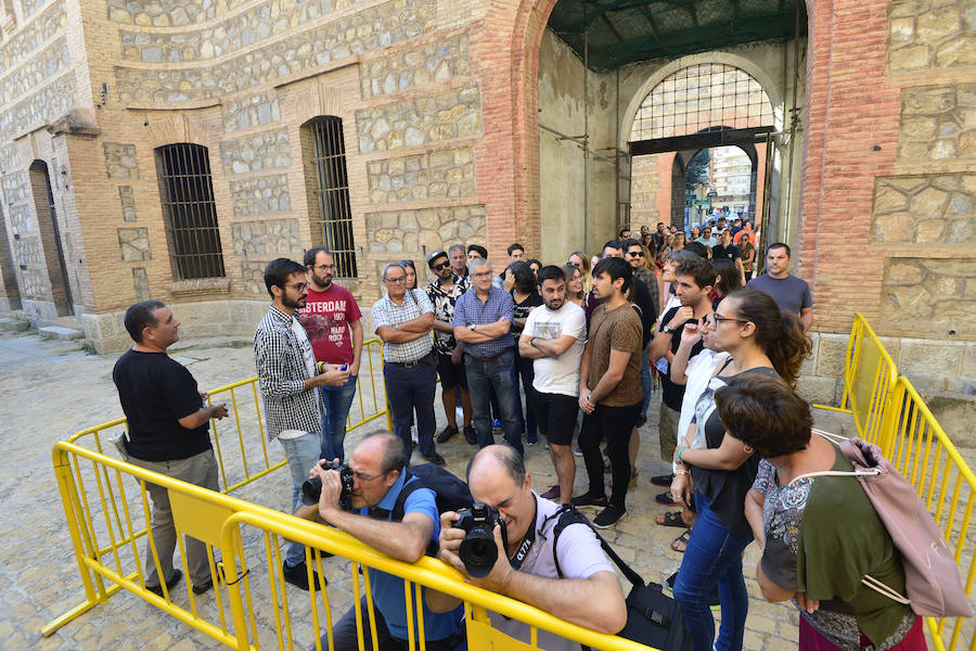 Miles de murcianos han podido conocer mejor los principales edificios de la ciudad gracias a la actividad 'Pase sin llamar', que se ha celebrado durante todo este sábado. 