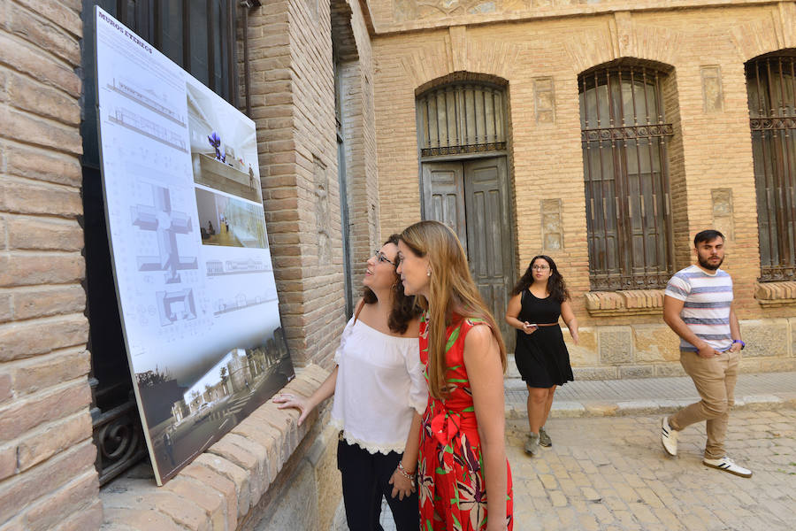 Miles de murcianos han podido conocer mejor los principales edificios de la ciudad gracias a la actividad 'Pase sin llamar', que se ha celebrado durante todo este sábado. 