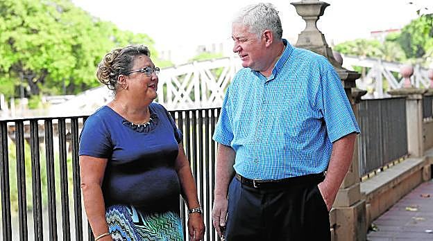 Toñi Fernández y José Antonio Barba charlan en la avenida Río Segura de la capital murciana. 