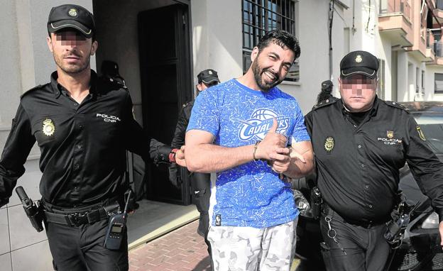 'El Karateca', sonriente, tras ser detenido en su piso de Puebla de Soto en abril de 2017. 