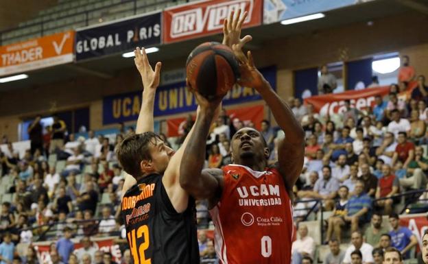 El jugador del UCAM CB, Ovie Soko