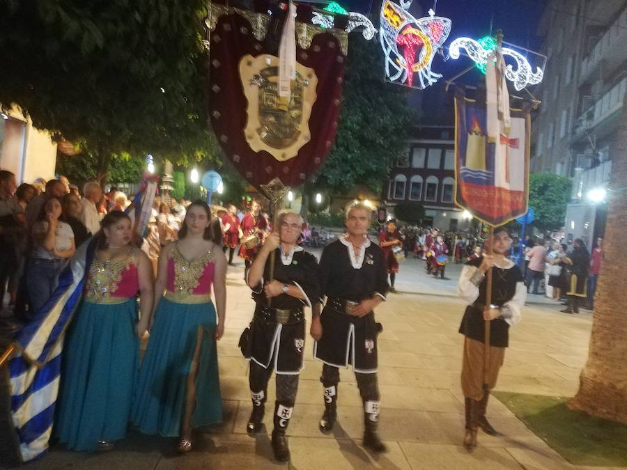 Cerca de 300 personas participaron ayer en el primer desfile en la historia de la nueva Federación de Moros y Cristianos