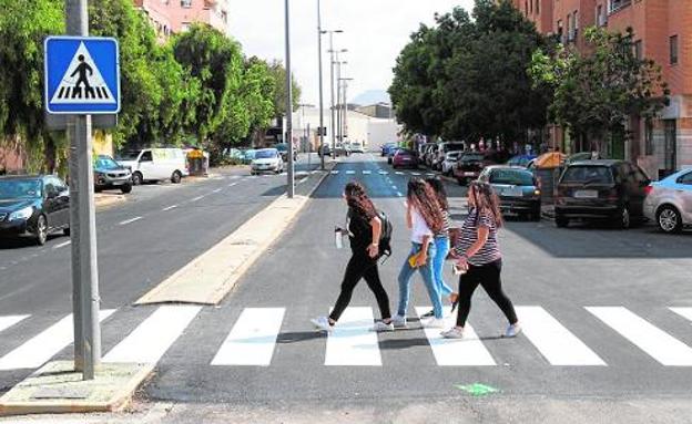 Cuatro mujeres cruzan por un paso de cebra recién pintado de la avenida Ingeniero de la Cierva, asfaltada entre las calle Grecia y Pintor Portela. 