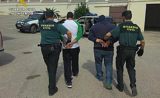 Agentes de la Guardia Civil trasladan a los arrestados.
