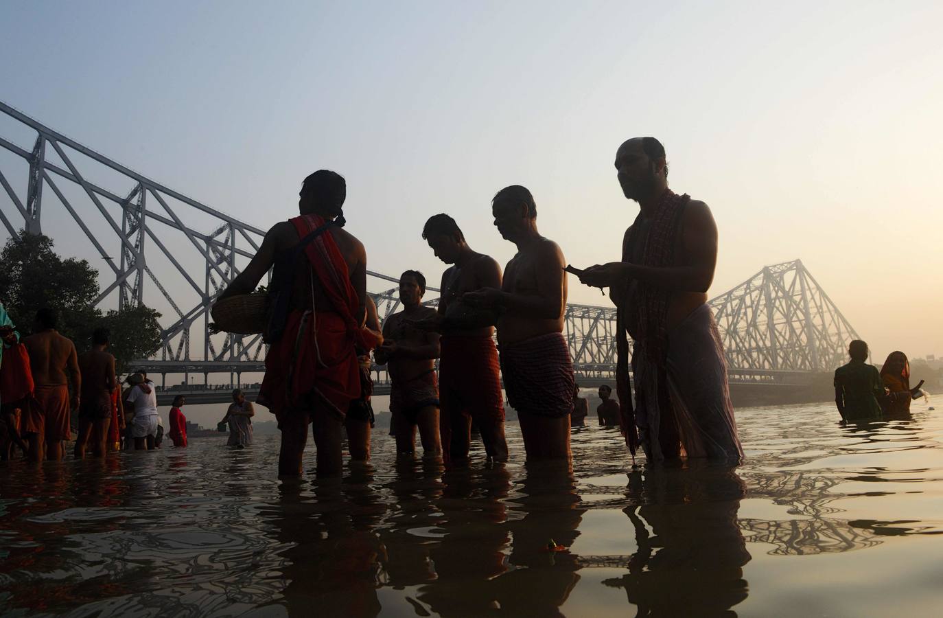 Devotos hindúes celebran el ritual «Tarpan» durante las oraciones Mahalaya, también conocidas como Pitru Paksha, en el tanque de agua de Banganga en Bombay (India). Mahalaya se celebra siete días antes del festival hindú Durga Puja, con fieles que prometen obediencia a sus antepasados fallecidos.