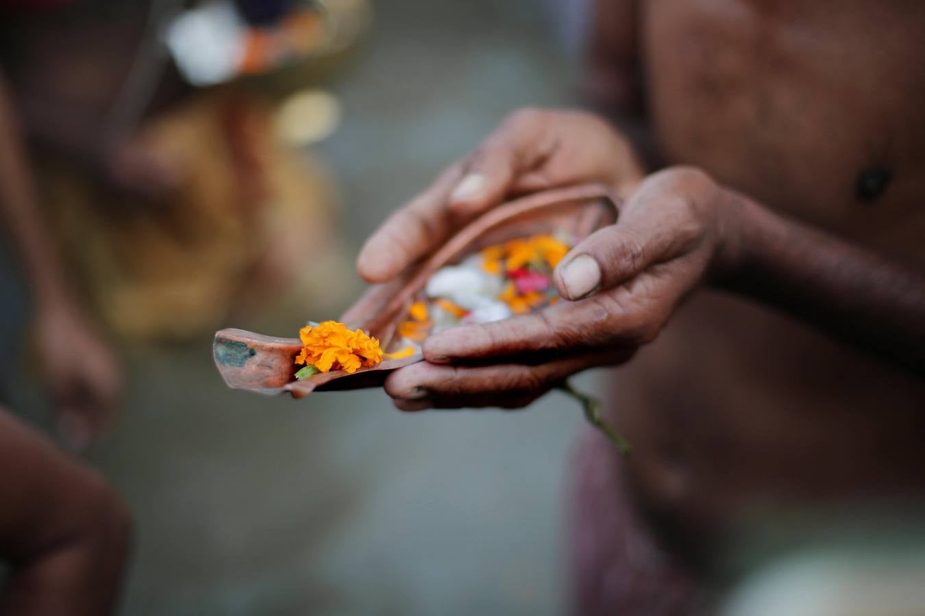 Devotos hindúes celebran el ritual «Tarpan» durante las oraciones Mahalaya, también conocidas como Pitru Paksha, en el tanque de agua de Banganga en Bombay (India). Mahalaya se celebra siete días antes del festival hindú Durga Puja, con fieles que prometen obediencia a sus antepasados fallecidos.