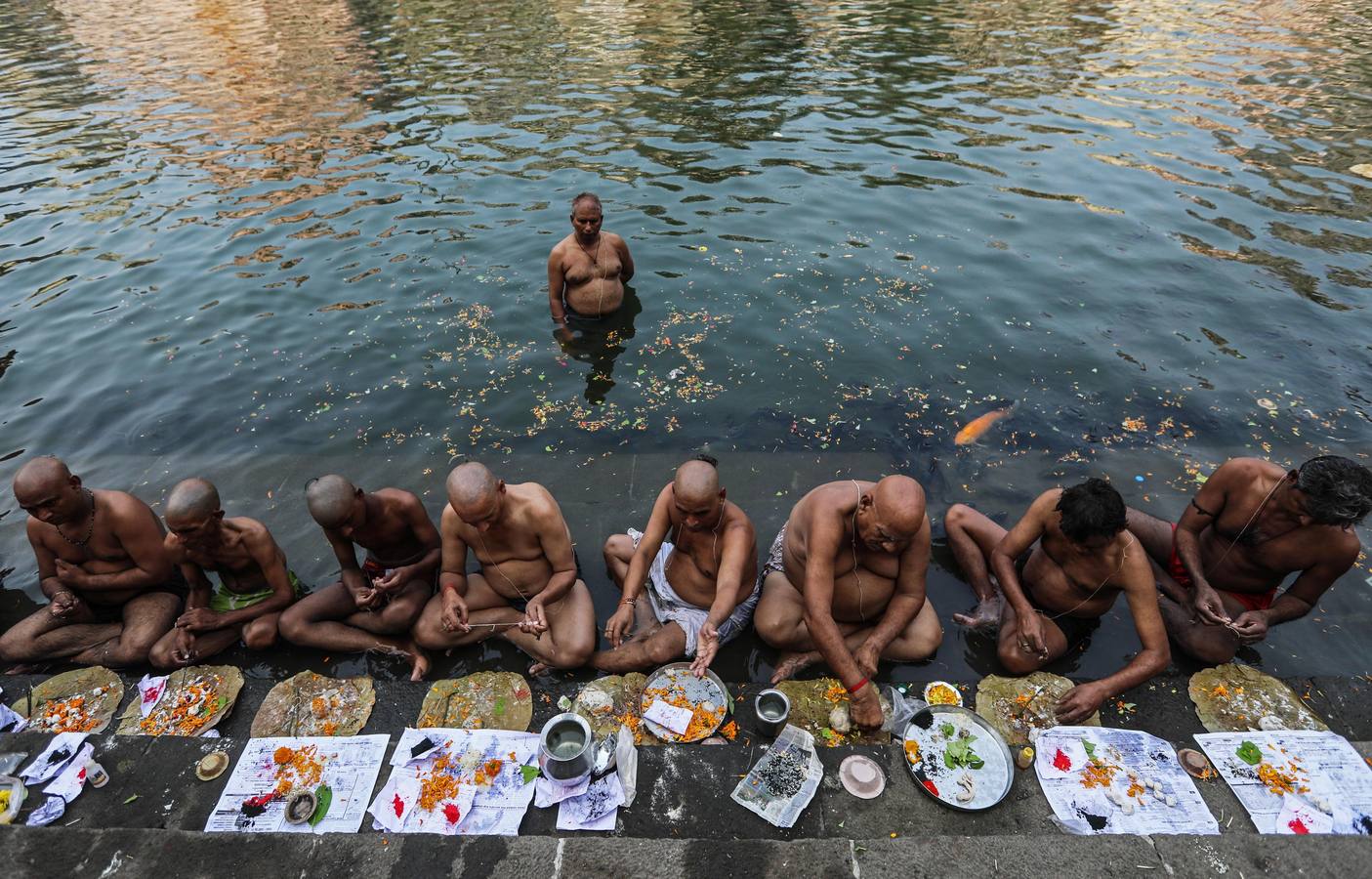 Devotos hindúes celebran el ritual «Tarpan» durante las oraciones Mahalaya, también conocidas como Pitru Paksha, en el tanque de agua de Banganga en Bombay (India). Mahalaya se celebra siete días antes del festival hindú Durga Puja, con fieles que prometen obediencia a sus antepasados fallecidos.