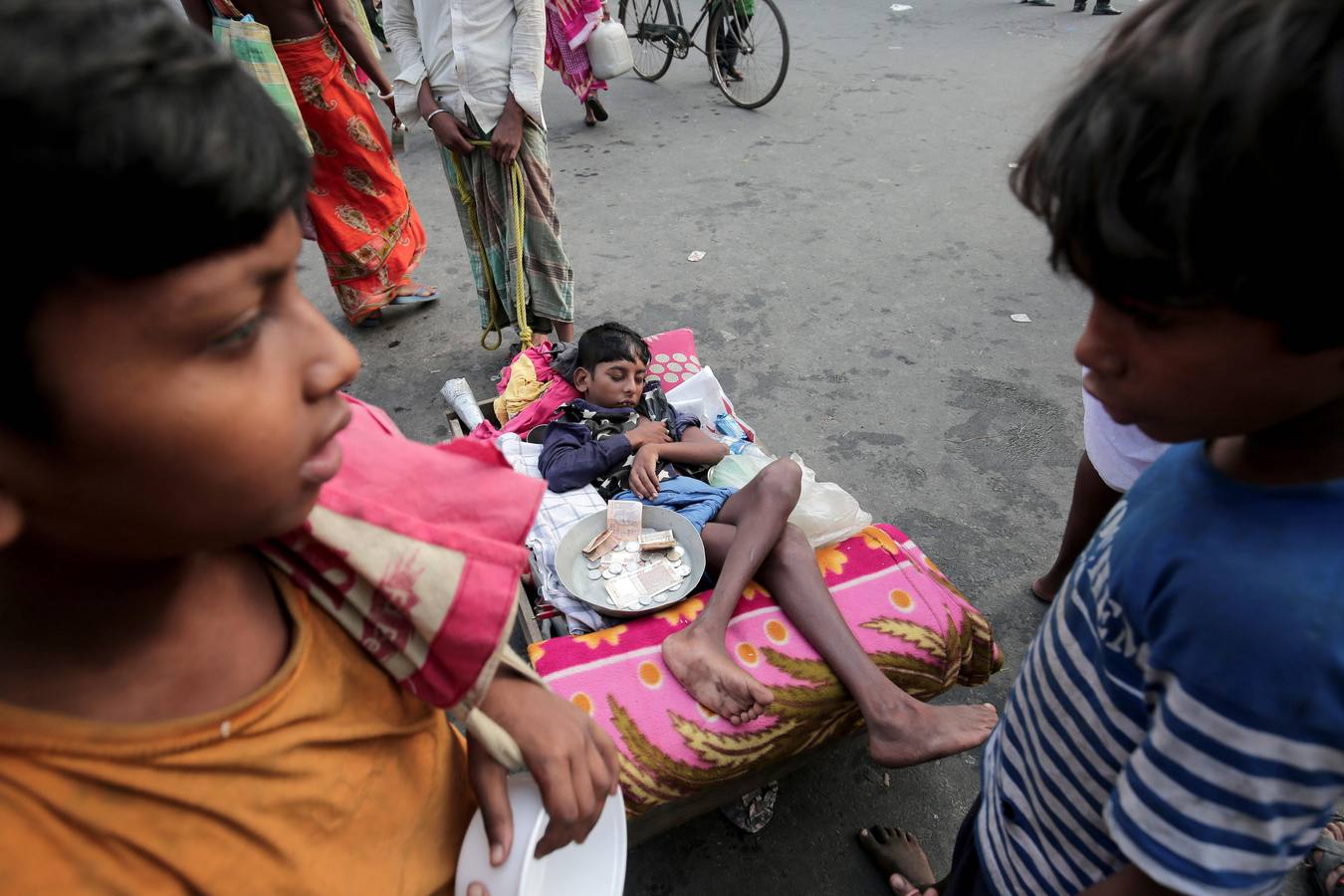 Devotos hindúes celebran el ritual «Tarpan» durante las oraciones Mahalaya, también conocidas como Pitru Paksha, en el tanque de agua de Banganga en Bombay (India). Mahalaya se celebra siete días antes del festival hindú Durga Puja, con fieles que prometen obediencia a sus antepasados fallecidos.
