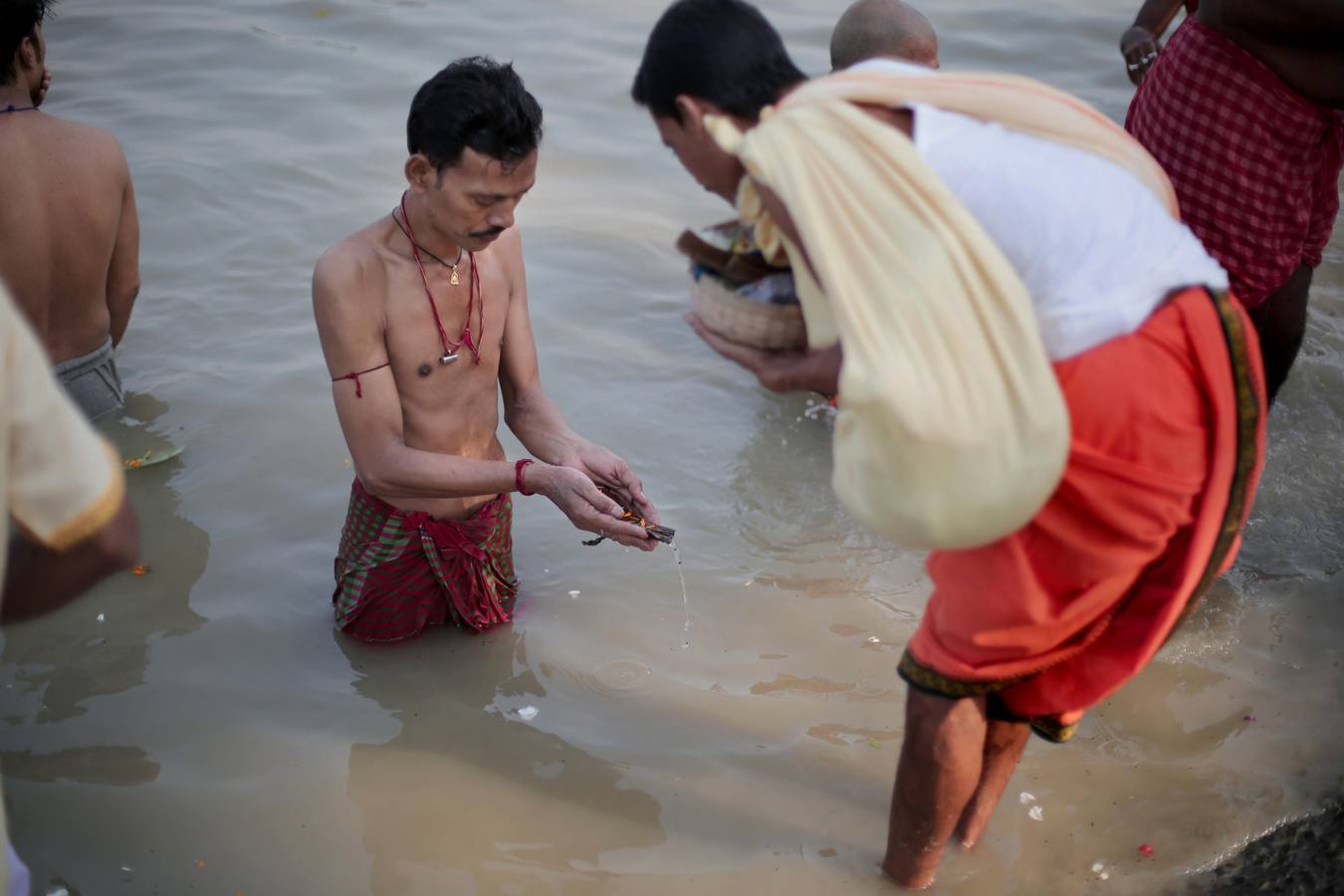 Devotos hindúes celebran el ritual «Tarpan» durante las oraciones Mahalaya, también conocidas como Pitru Paksha, en el tanque de agua de Banganga en Bombay (India). Mahalaya se celebra siete días antes del festival hindú Durga Puja, con fieles que prometen obediencia a sus antepasados fallecidos.