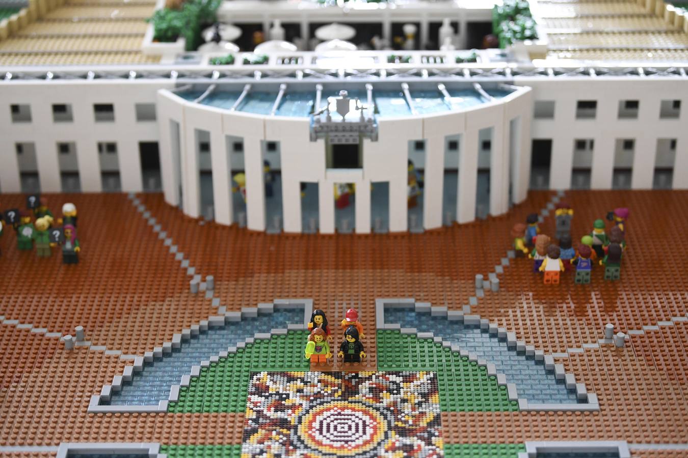 Varias escenas recreadas con fichas de Lego de la Casa del Parlamento, en Canberra (Australia), que celebra con esta peculiar exposición su 30 aniversario.