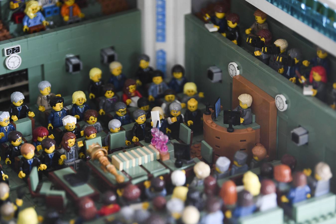 Varias escenas recreadas con fichas de Lego de la Casa del Parlamento, en Canberra (Australia), que celebra con esta peculiar exposición su 30 aniversario.