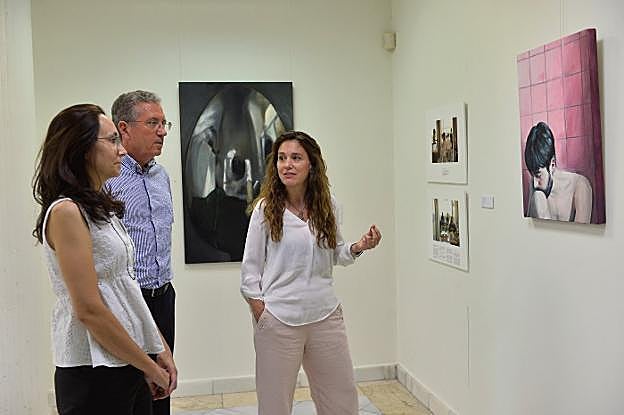 Luisa Barreda, Juan Esteban Sánchez Blanco y Luz Bañón, ayer, durante la visita guiada realizada al equipo de 'La Verdad'. 