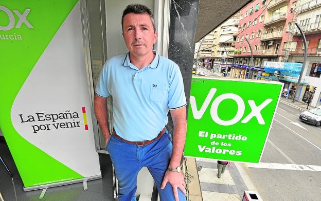 Pascual Salvador, presidente de Vox en la Región, en el local del partido en la Gran Vía. 