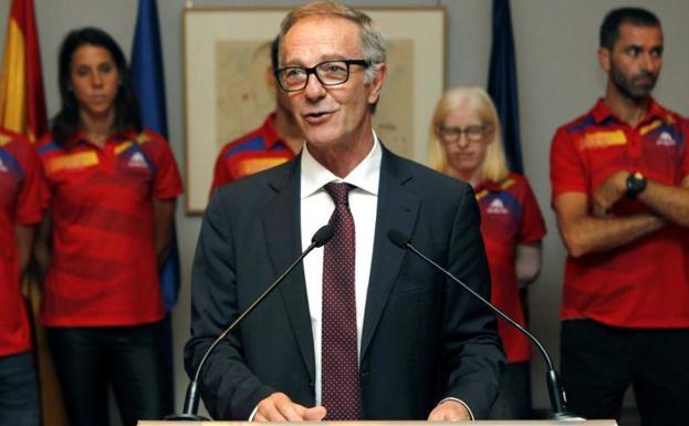 El ministro de Cultura y Deportes, José Guirao, recibe al equipo español de triatlón.