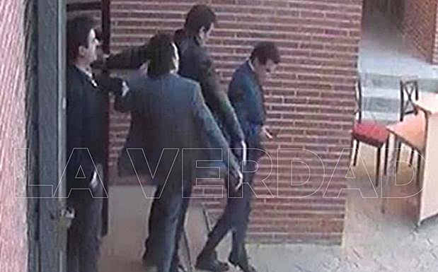 José López, con la pierna derecha levantada, tras Fernando Mateo.