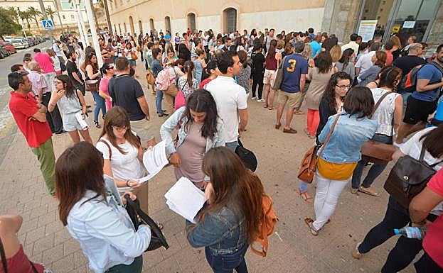 Opositores a maestro esperando para hacer las pruebas en Cartagena, en junio de 2016.