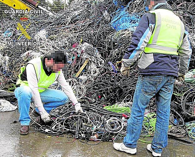 Guardias civiles, en una operación sobre robos de cobre. 