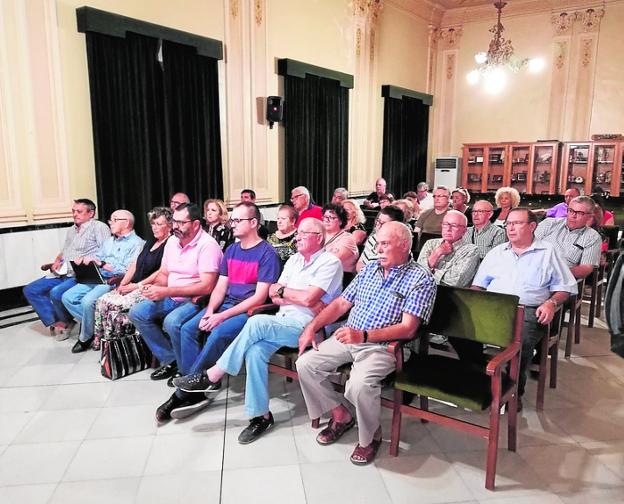 Los vecinos de El Carche, durante la reunión en el Consistorio. 