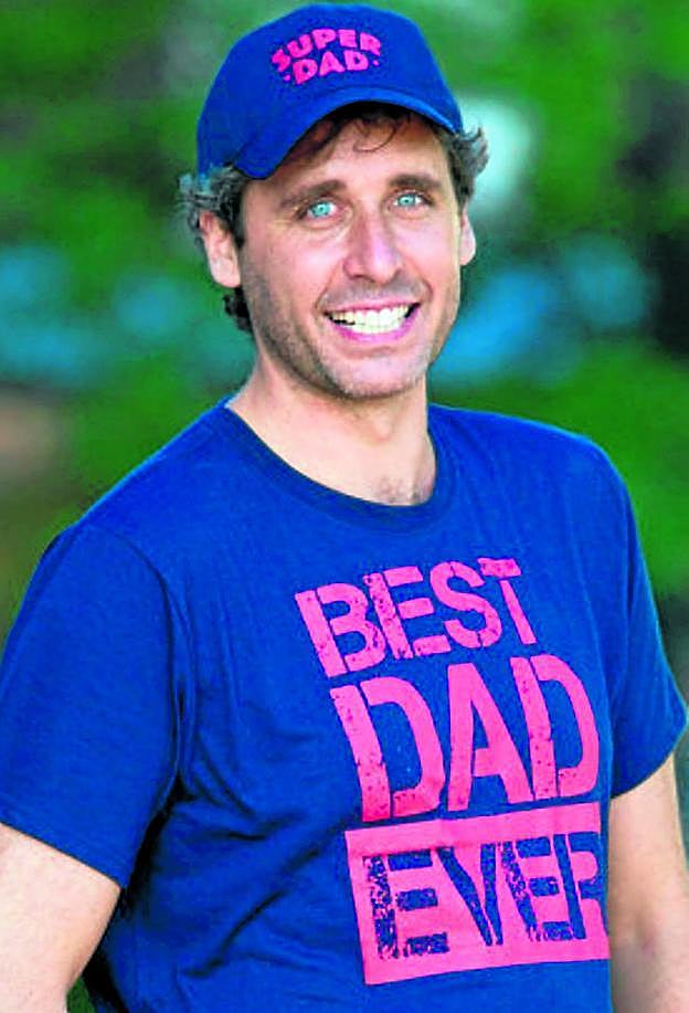 Ari Nagel, con camiseta y gorra de 'super padre'. 