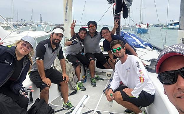 Julio Bernardeau (2º izq.) junto a sus compañeros regatistas.