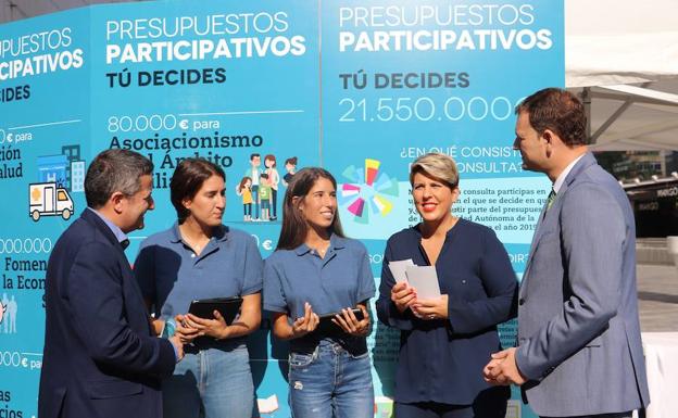 La consejera de Transparencia, Participación y Portavoz, Noelia Arroyo, visitó hoy la carpa de los Presupuestos Participativos ubicada en la Avenida de la Libertad de Murcia