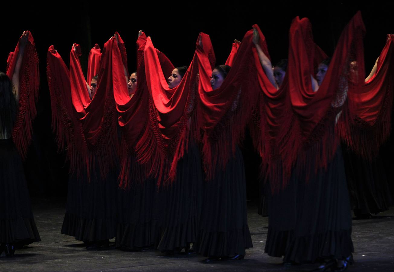 Varios alumnos participan con diferentes bailes regionales en la celebración de el 40° aniversario de la Escuela Nacional de Danza Folclórica, en el Palacio de Bellas Artes, en Ciudad de México.