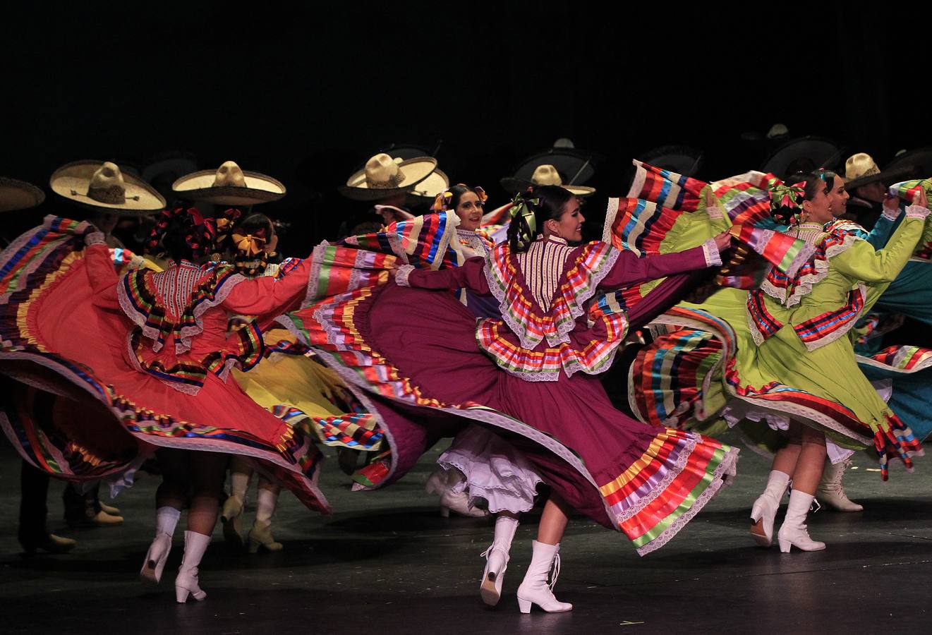 Varios alumnos participan con diferentes bailes regionales en la celebración de el 40° aniversario de la Escuela Nacional de Danza Folclórica, en el Palacio de Bellas Artes, en Ciudad de México.