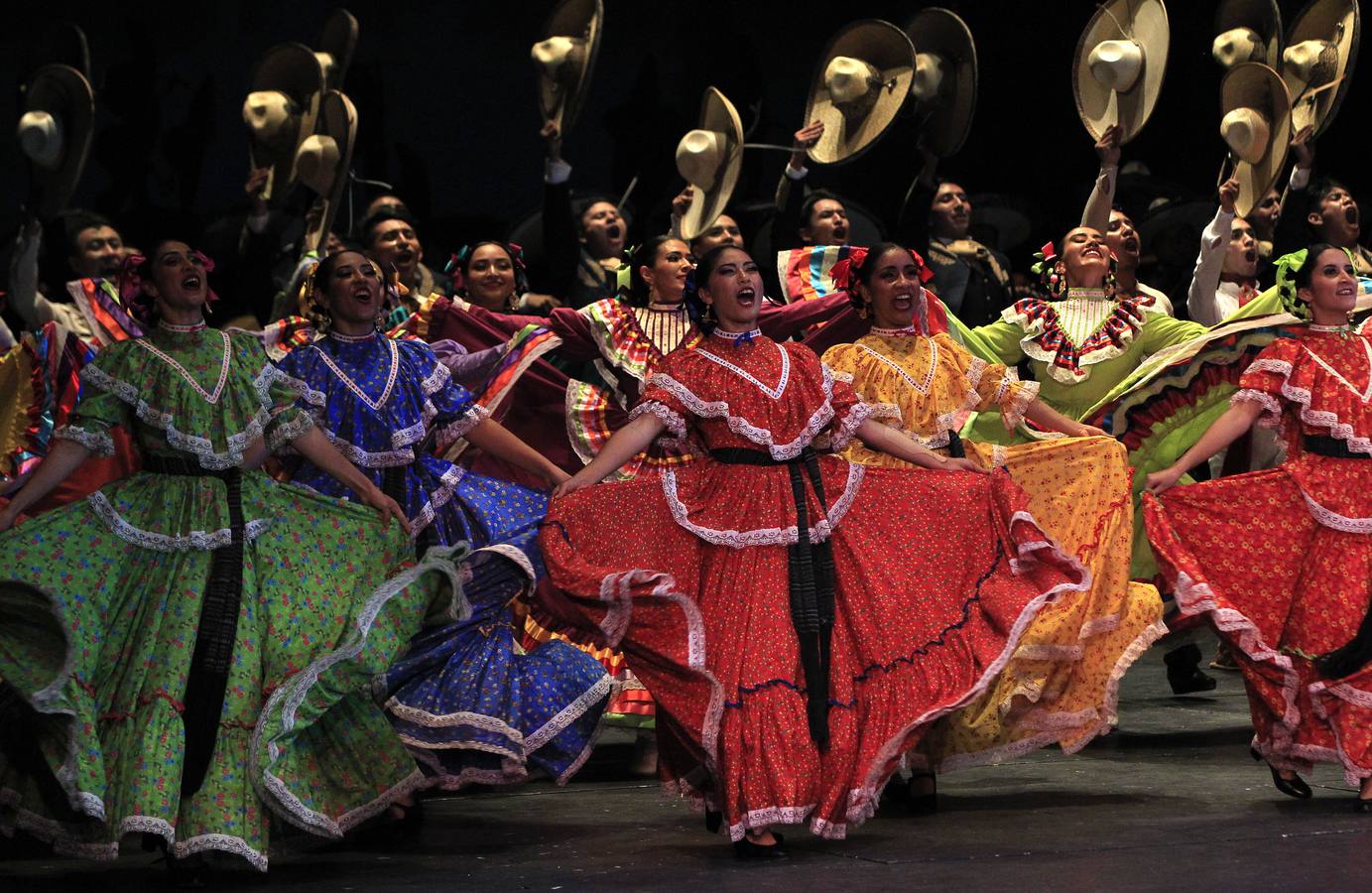 Varios alumnos participan con diferentes bailes regionales en la celebración de el 40° aniversario de la Escuela Nacional de Danza Folclórica, en el Palacio de Bellas Artes, en Ciudad de México.