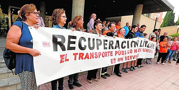 Los vecinos se concentraron ante la Consejería de Fomento tras entregar las firmas a la secretaria general, Yolanda Muñoz. 