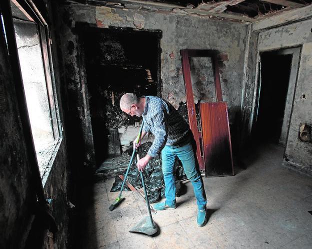 Pedro Padilla, limpiando su vivienda, en las Casas del Sindicato. 