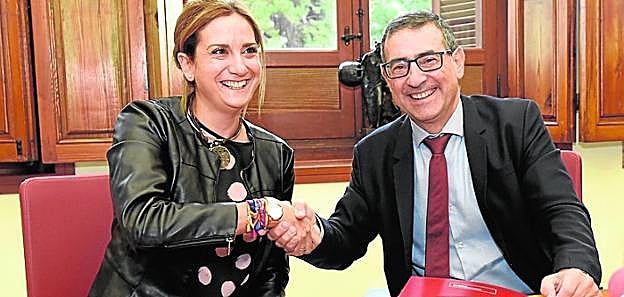 La alcaldesa, Patricia Fernández, y el rector, José Luján. 