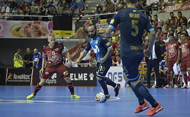 Miguelín y Ricardinho en un lance del partido.